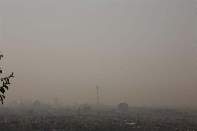 <p>TAHRAN HAVA KİRLİLİĞİ SIRALAMASINDA İLK 3 ŞEHİR ARASINDA</p>

<p>Şehrin hava sirkülasyonuna uygun olmayan konumu ve nüfus yoğunluğunun yanı sıra eski model araçlar ile yaygın olarak kullanılan motosikletlerin çıkardığı egzoz gazları, Tahran'da hava kirliliğini artıran etkenler arasında gösteriliyor.</p>
