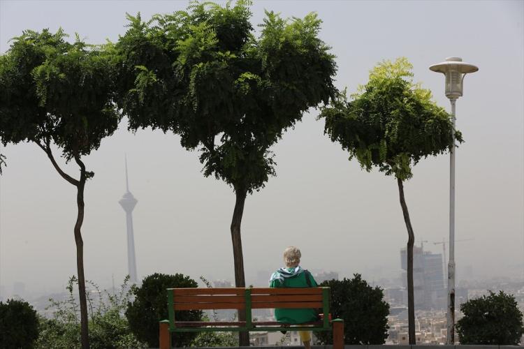 <p>İran'ın başkenti Tahran'da hava kirliliğinin yüksek seviyelerde seyretmesi nedeniyle tüm okullar, üniversiteler ve devlet kurumları tatil edildi.</p>
