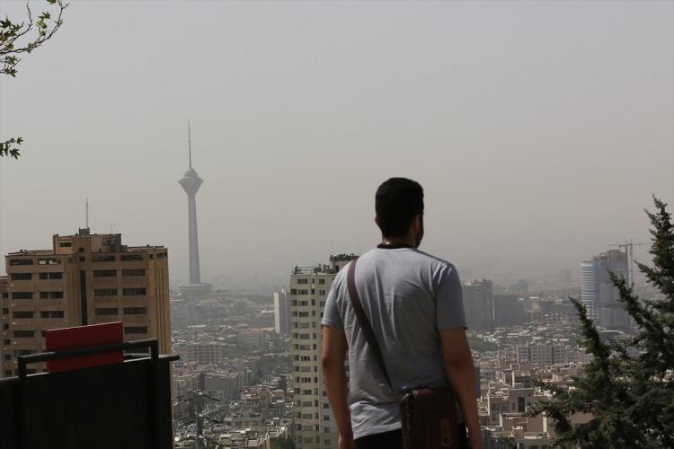 <p>Dünya genelindeki hava kirliliği sıralamasında ilk 3 şehir arasında yer aldığı belirtilen Tahran'da bu sebeple okullar sık sık tatil ediliyor.</p>
