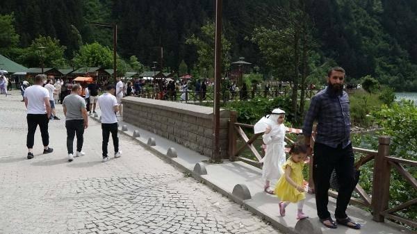 <p>Türkiye'nin önemli turizm merkezlerinden Trabzon'un Çaykara ilçesindeki Uzungöl'de yaz turizm sezonu hareketli geçiyor. 9 günlük Kurban Bayramı tatilinin yanı sıra Körfez ülkelerinden turist kafilelerinin gelişiyle Uzungöl’de, otellerde de tam doluluk seviyesine ulaşıldı.</p>
