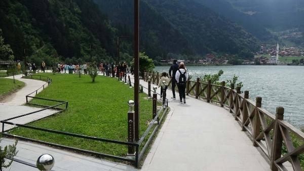 <p>Doğal güzellikleriyle her mevsim yerli ve yabancı turistlerin ilgi odağı, Trabzon'un Çaykara ilçesindeki turizm merkezi Uzungöl'de, yaz turizm sezonu hareketliliği yaşanıyor. </p>

