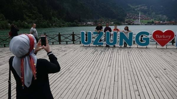 <p>9 günlük Kurban Bayramı tatilinin de etkisiyle bölgeye akın eden turistler, göl kıyısında temiz havada doğa yürüyüşü yapıp, fotoğraf çektiriyor. </p>
