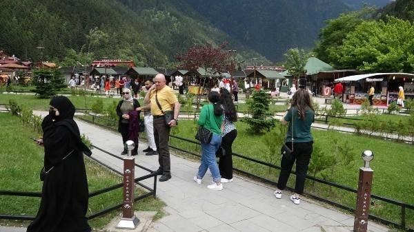 <p>Turizm acenteleri ile işletmeler, mevcut rezervasyonların çoğunun 2 ay daha uzatılmasıyla hareketliliğin, bayram sonrası da sürmesini bekliyor.</p>