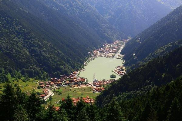 <p>Yurtiçi ve yurt dışından yoğun talepler geliyor. Eylül- ekim aylarının rezervasyonları bile yapıldı. Sezon iyi geçecek ve turizm sezonun Uzungöl’de uzayacağı benziyor" diye konuştu.</p>