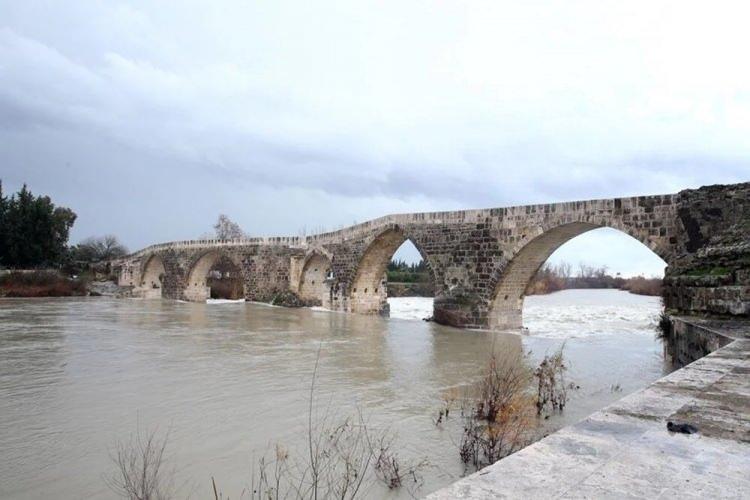 <p><strong>ALAEDDİN KEYKUBAD KÖPRÜSÜ </strong></p>

<p>Tarihi ve kültürel zenginlikler açısından önemli bir yere sahip olan köprü, Antalya kentimizde yer alıyor. Köprü, 220 metre uzunluğu ve eşsiz mimari yapısı ile de dikkatleri üzerine çekiyor. Serik ilçesinde yer alan köprü bölgedeki köylüler tarafından hala kullanılıyor ve çay ortasındaki dirsekli yapısı ile de farklı bir mimari sunuyor. Pamfilya döneminin de en önemli geçiş güzergahları arasında yer alan Alaeddin Keykubad Köprüsü, Roma döneminde yapıldı ve doğal afetler sonucu yıkılarak Selçuklu döneminde yeniden inşa edildi. Her dönem kullanıldığı için ayakta kalmayı başaran bu tarihi yapıyı Antalya’ya yolunuz düşerse mutlaka ziyaret edin.</p>
