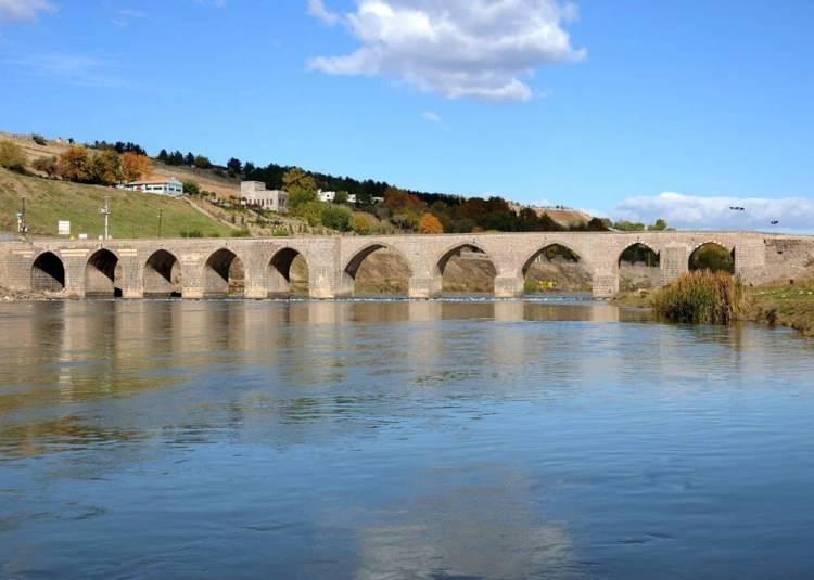 <p><strong>DİCLE KÖPRÜSÜ </strong></p>
<p>Diyarbakır’ın tarihe tanıklık eden bir diğer köprüsü ise Dicle Köprüsü. Kentin Sur ilçesinde Dicle Nehri üzerinde yer alan tarihi köprü halk tarafından “On Gözlü Köprü” olarak bilinir. Mervaniler zamanında hükümdar Nizamüddevle Nasr tarafından yaptırılan köprünün, zaman içinde birçok kez restore edilerek kısmen değiştiği düşünülüyor. Kentin simgesi haline gelen ve en önemli yapıları arasında yer alan bu köprü Silvan veya Mervani isimleriyle de biliniyor. 178 metre uzunluğunda ve 5.6 metre genişliğindeki bu tarihi köprü savaşlarda da daima en çok korunan yapılardan biri. Tarihin izlerini yakından görmek isterseniz Dicle Köprüsü’nü rotanıza ekleyebilirsiniz.</p>