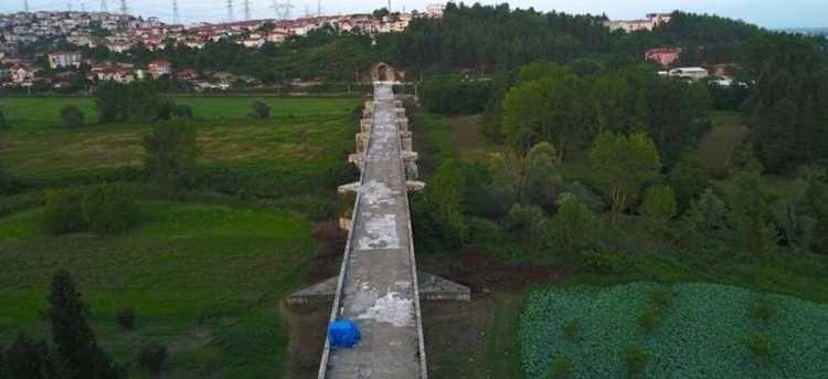 <p><strong>JUSTİNİANUS KÖPRÜSÜ </strong></p>
<p>Justinianus Köprüsü veya Sangarius Köprüsü Sakarya’nın Serdivan ilçesinde yer alıyor. Bizans İmparatoru Justinianus tarafından MS 558-560 yıllarında yaptırılan köprü, 365 metre uzunluğunda ve 9,85 metre genişliğinde. Toplam 12 kemerli olan köprünün batı ucunda tak izi, doğu ucunda apsisli yapı ve köprü ile ilgili tonozlu yapı kalıntıları bulunuyor. Her yıl binlerce turisti ağırlayan Justinianus Köprüsü, erken Bizans Dönemi’nin Anadolu’daki en görkemli anıtsal yapılarından. Justinianus, zamana meydan okuyan mimarisi, önemli geçmişi ve çevresindeki eşsiz doğasıyla seyahat listenize girmeyi hak edecek yerler arasında.</p>