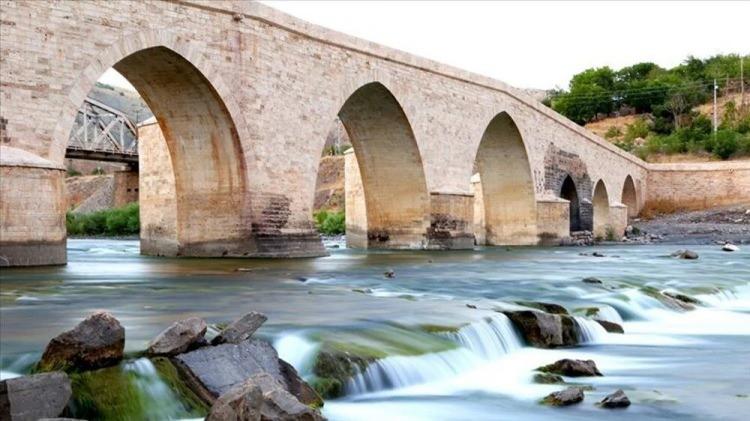 <p><strong>PALU KÖPRÜSÜ </strong></p>

<p>Tarihe tanıklık eden bir başka köprü ise Palu Köprüsü. Türkiye’nin en görkemli köprüleri arasında yer alan köprü, Elazığ'ın Palu ilçesi Murat nehri üzerinde yer alıyor. Köprünün ne zaman yapıldığına dair net bir bilgi bulunmuyor ancak Roma Dönemi’nde inşa edildiği düşünülüyor. Palu Köprüsü, kuruluşu ve kemer şekilleri bakımından Selçuklu dönemi köprülerine de benzetiliyor. Tarihi köprünün Artuklular Dönemi’nde yapıldığı da söylentiler arasında. Köprü, İpek Yolu güzergâhında bulunması nedeniyle eskiden ‘İstanbul'u Bağdat'a bağlayan köprü’ olarak da biliniyor. Turistlerin ve fotoğraf tutkunlarının ilgisini çeken bu köprüyü siz de mutlaka ziyaret etmelisiniz.</p>
