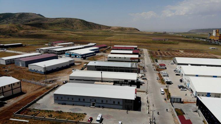 <p>İlimizin 350 bin toplamda nüfusu var. 217 bin kişisi, yani nüfusun yüzde 62’si 0-30 yaş arasında. Muazzam bir genç nüfus arz ediyoruz ve bu nüfusta eğitimli bir nüfus. Bizde göçebe tarım işçiliği yaşanmıyor. </p>
