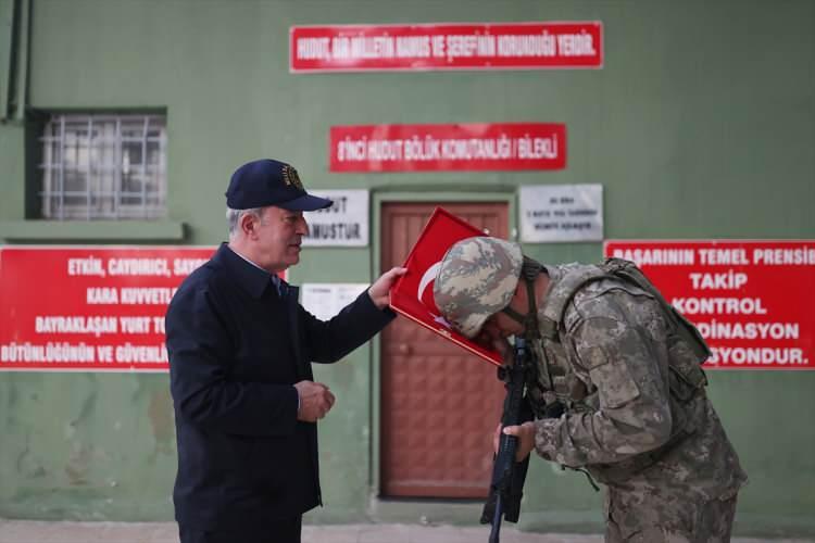 <p>Havalimanında Gaziantep Valisi Davut Gül, Kilis Valisi Recep Soytürk, 6. Kolordu Komutanı Korgeneral Metin Tokel, Gaziantep Büyükşehir Belediye Başkanı Fatma Şahin ve diğer yetkililer tarafından karşılanan Akar ve TSK komuta kademesi, daha sonra sınır hattına geçti.</p>
<p> </p>