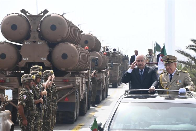 <p>Cezayir ordusunun ülkenin kalkanı olduğunu, başarılarından gurur duyduğunu ve takdir ettiğini belirten Tebbun, Cezayir halkının ordusunun yanında olduğunu kaydetti.</p>
<p> </p>