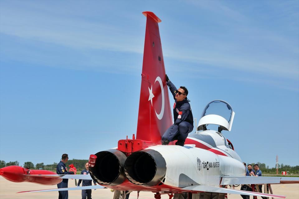 <p>Filoda sol iç kanat 3 numara uçan Binbaşı Kürşat Kömür de başarılı gösteri için yerde yapılan hazırlıkların oldukça önemli olduğunu vurguladı.</p>
<p> </p>