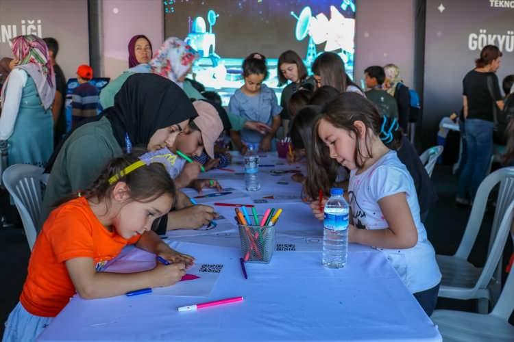 <p>Çocuklardan Sarenur Umman da gökyüzünü çok merak ettiğini dile getirerek, "Annemle buraya geldim. Çok beğendim. Bu tür etkinlikler sıklıkla yapılsın. Güneşi merak ediyordum. Teleskopla Güneş'e baktım." ifadesini kullandı.</p>
