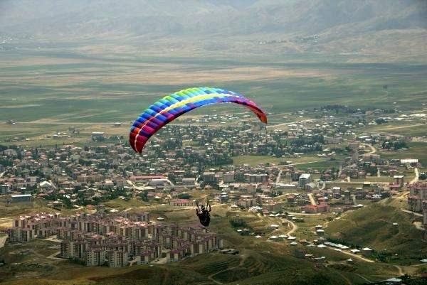 <p>Hakkari’nin Yüksekova ilçesinde 6 yıl önce bayramın birinci günü PKK’lı teröristler tarafından şehit edilen güvenlik korucusu Mehmet Genç'in oğlu Yunus Genç'in (17) yamaç paraşütü ile uçma hayali gerçek oldu. Yüksekova Gençlik ve Spor Müdürlüğü’nün girişimleriyle Yunus Genç, yamaç paraşütü ile uçuş yaptı.</p>