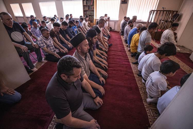 <p>Dnipropetrovsk bölgesinin en büyük kenti Dnipro'da bulunan İslam Kültür Merkezi'ndeki mescitte toplanan müslümanlar kurban bayramı namazını kıldı.</p>