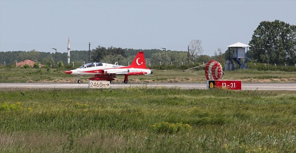 <p>Türk Yıldızları'nın Filo Komutanı Albay Ümit Hürüz, AA muhabirine, filo envanterinde 15 NF-5 uçağının yer aldığını ve gösterilerde 8'i pilot 55 kişilik bir ekibin görev yaptığını söyledi.</p>
<p> </p>