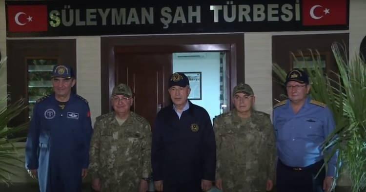 <p>Suriye'nin kuzeyindeki terör saldırılarına ilişkin bilgi alan Bakan Akar, Süleyman Şah Türbesi ziyareti sonrasında öptüğü Türk bayrağını karakol komutanına emanet etti.<br />
 </p>
