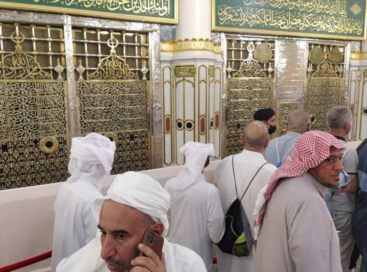 <p>Hazreti Muhammed'in inşaatında bizzat çalıştığı Mescid-i Nebevi'de Müslümanlar, önce Hazreti Peygamber ile Hazreti Ebubekir ve Hazreti Ömer'in kabirlerinin yer aldığı Hücre-i Saadet'i selamlıyor, sonrasında ise İslam Peygamberi'nin kabri ile minberi arasındaki Ravza-i Mutahhara'da namaz kılıp dua ediyor.</p>