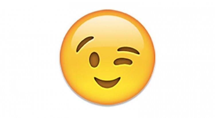 <p>Emoji kelimesi Japonca’dan gelmekte olup ‘yazı göstergesi’ anlamına gelmektedir. Terim ilk kez 2013 yılında Oxford Sözlüğü’nde resmiyet kazanmıştır.</p>
