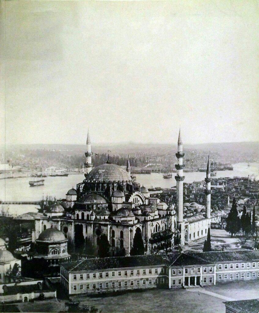 <p>Minarelerin çok daha gelişmiş bir raylı sistem mekanizması üzerine oturtulduğunu ve her yöne yaklaşık 5 derece yatabildiğini görmüşler. Daha derin araştırma yapmak için Edirne’ye, Sinan’ın ustalık<br />
eseri Selimiye Camisi’ne gitmişler.</p>
