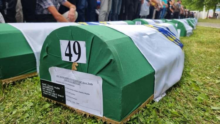 <div>Defnedilenlerin sayısı 6 bin 721'e yükseldi</div>

<div> </div>

<div>
<div>Srebrenitsa'nın 11 Temmuz 1995'te Ratko Mladic komutasındaki Sırp birliklerince işgal edilmesinin ardından BM bünyesindeki Hollandalı askerlere sığınan sivil Boşnaklar, daha sonra Sırplara teslim edildi.</div>

<div> </div>
</div>
