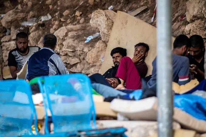 <p> kurtarılan göçmenlerin Avrupa'da ilk ayak bastıkları yer, genellikle İtalya'nın Kuzey Afrika'ya en yakın kara parçası Lampedusa Adası oluyor.</p>
<p> </p>
<p>Teknelerin alabora olması sonucu ya da teknelerdeki kalabalık nedeniyle göçmenlerin havasızlıktan can vermesi gibi ölümler de kaydediliyor.</p>