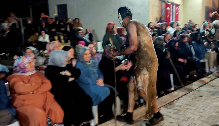 <p>Deliler, Osmanlı kara ordusunda görevli bir askeri birliğin ismidir. Deli adı verilen süvarilerden oluşan bu birlik, savaşlarda üstün cesaret göstermeleri ve farklı giyinme şekilleri sebebiyle bu isimle anılmıştır. </p>