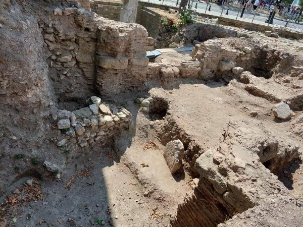 <p>HAMAM OLDUĞU TAHMİN EDİLİYOR</p>

<p>Milyon Taşı’nın hemen arkasındaki arkeolojik kazılarda ise Bizans dönemine ait duvar kalıntıları çıktı.</p>
