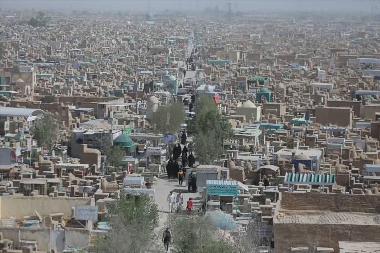 <p>Irak'ta bulunan ve yaklaşık 6 milyon mezarlığa ev sahipliği yapması dolayısıyla dünyanın en büyük mezarlığı kabul edilen Barış Vadisi'nde, Kurban Bayramı yoğunluğu yaşandı.</p>
