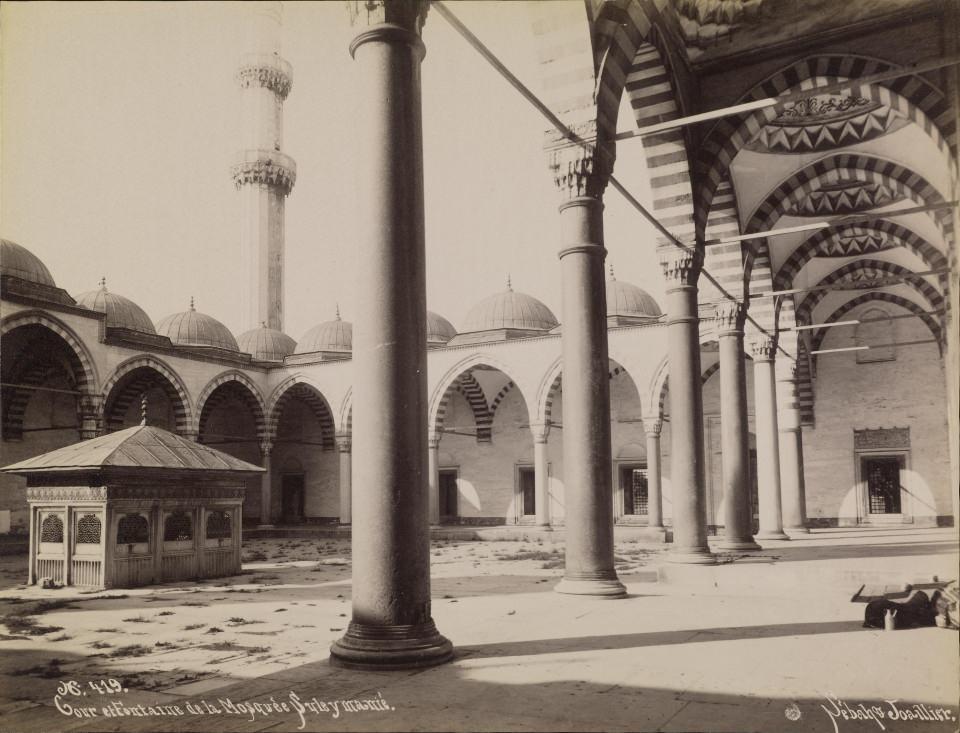 <p>Halen Süleymaniye Kütüphanesi'nde mevcut olan bazı kitaplar bu isle yapılan mürekkeple yazılmıştır.</p>
