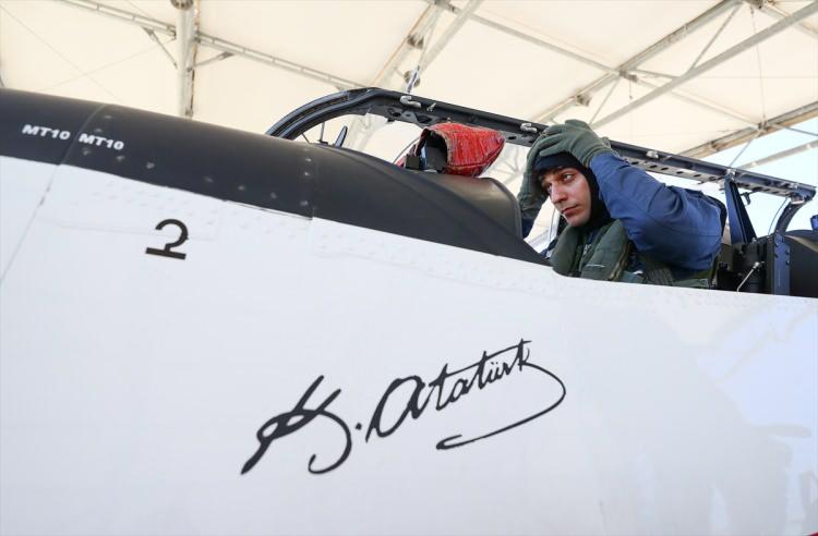 <p>Temel uçuş eğitimini başarıyla tamamlayan pilot adayları, tercihlerine ve Türk Hava Kuvvetlerinin ihtiyacına göre jet pilotu olmak üzere T-38M jet uçağıyla tekamül uçuş ya da ulaştırma pilotu olmak üzere CN-235 ulaştırma uçakları ve Cougar helikopteriyle eğitimlerini sürdürüyor.</p>