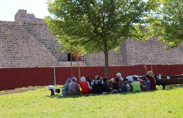 <p>Meteoroloji 15'inci Bölge Müdürlüğü verilerine göre hava sıcaklığının mevsim normallerinin 2 ile 4 derece üzerinde seyretmesi tahmin edilirken, uzmanlar zorunlu olmadıkça dışarı çıkılmaması ve güneş çarpmalarına karşı uyarıda bulundu.</p>