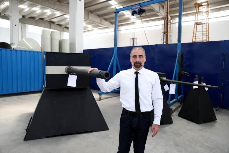 <p>Namlu imalatıyla ilgili birçok yeni teknolojiyi kendi ürettikleri makinalarla uyguladıklarına işaret eden Hızal, şöyle konuştu:</p>
<p>"Klasik namlu üretiminde özellikle ağır ve büyük kalibre namlular dövme, ezme, soğuk çekme, talaşlı imalat gibi çalışmalarla üretilir. Bunlar ağır bir altyapıya, ciddi makine parkı ile imalat sürelerine ve maliyetlere karşılık gelir. Biz elektro erozyon teknolojisini kullanarak yiv-setleri ve refrakter malzemelerle namlunun çelik yapısını seramik alaşım haline getirerek namluyu çok daha dayanıklı, çok daha hızlı ve ucuza yapabiliyoruz.</p>