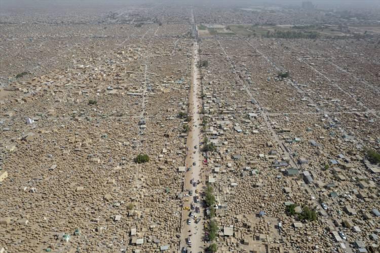 <p>Dünyanın en büyük mezarlığının Irak'ta bulunduğunu pek az kişi bilir. Asırlar boyunca varlığını sürdüren El Necef şehri yakınındaki “Vadi El-Selam" (Barış Vadisi) mezarlığında 6 milyondan fazla kişinin mezarı bulunuyor.</p>
