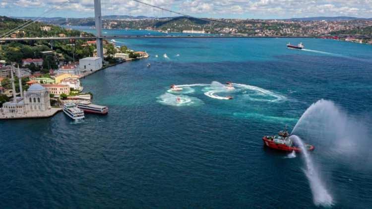<p>Daha sonra Üsküdar açıklarına hareket eden deniz taşıtları, Üsküdar Meydanı önünde de su gösterisi gerçekleştirdi.</p>
<p> </p>