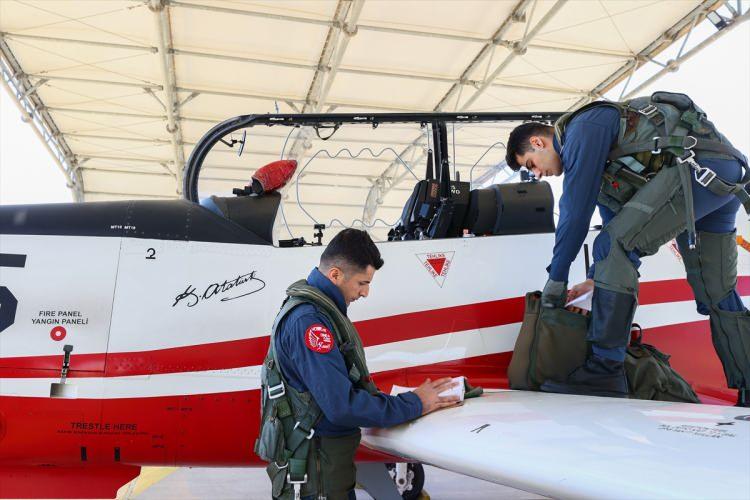 <p>Başlangıç uçuş eğitimini başarıyla tamamlayan pilot adayları, "Akrep" çağrı adlı filoda temel uçuş eğitimine geçiyor. </p>