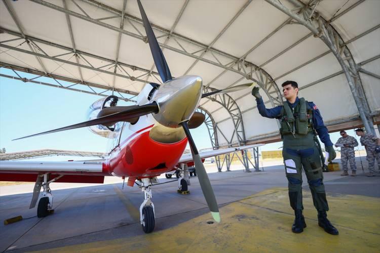 <p>Simülatör Filo Komutanı pilot albay, filonun kurulmasından bu yana yaklaşık 150 bin saatlik simülatör uçuşu gerçekleştirildiğini ifade ederek, "Bu gayet iyi bir uçuş saati, bunun da devamını sağlamak için elimizden geleni yapmaya devam ediyoruz." dedi.</p>