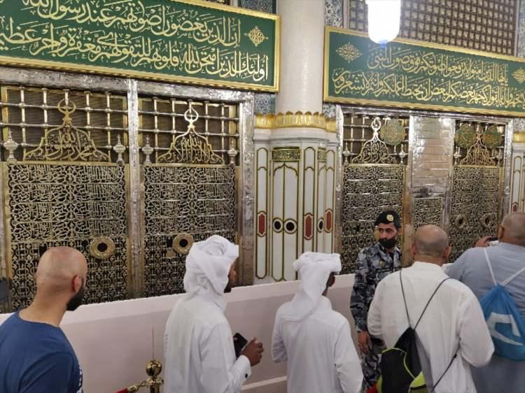 <p>Hac farizasını yerine getiren hacılar, Mekke'den sonraki ikinci durakları olan Medine'de otellerine yerleşmelerinin ardından öncelikle Mescid-i Nebevi'ye (Peygamber'in mescidi) giderek Hazreti Peygamber'i selamlıyor.</p>