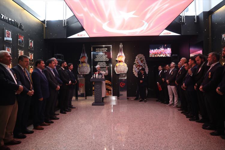 <p>İşte düşmedi sizlerin sayesinde. O gece saat 00.13'te ülkemizin 90 bin camisinden yükselen selalar, vatan hainlerini, işgal güçlerini püskürtme noktasında en büyük vasıta oldu." diye konuştu.</p>