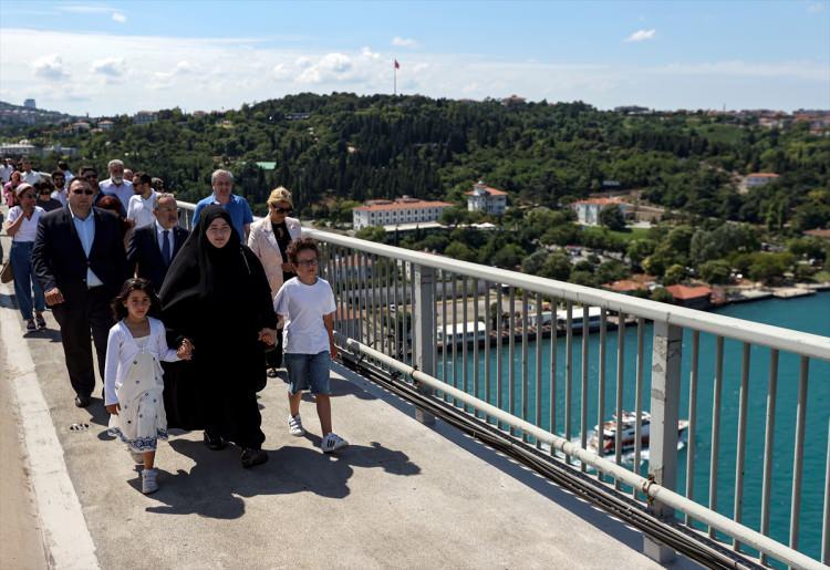 <p>Turunç, "15 Temmuz Şehitler Köprüsü'nde bir tarafta hainlerin bir tarafta da kahramanların karşı karşıya geldiği bir noktadayız. </p>
