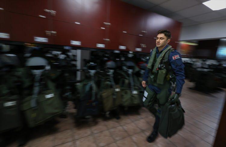 <p> <strong>Bilgi ve kabiliyet öne çıkıyor</strong></p>
<p>2. Ana Jet Üs Komutanlığında pilot adayları, ilk aşamada "Palaz" çağrı adlı filoda eğitime alınıyor.</p>