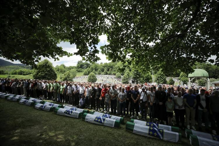 <div>Srebrenitsa'daki soykırımda öldürüldüklerinde 20 yaşında olan ikiz kardeşler Semir ve Samir Hasanovic de bu yıl yan yana defnedildi.</div>

<div> </div>
