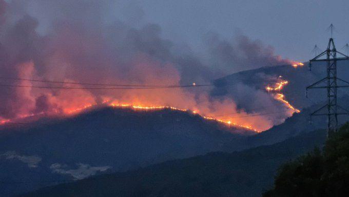 <div>Endülüs Bölgesi Orman Yangınlarıyla Mücadele Servisi (INFOCA) tarafından son yapılan açıklamaya göre yangınla mücadelede 280 itfaiyeci ve 7 ağır itfaiye aracı görev yaparken çeşitli boyutlarda helikopter ve uçaklardan oluşan 15 hava aracı da söndürme çalışmalarına destek veriyor.</div>

<div> </div>
