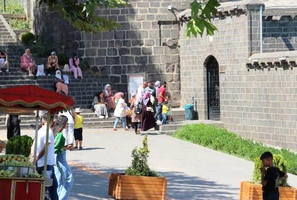<p>Sur diplerinde, ağaç aralarında serinlemeye çalışıyoruz. Hava 40 derecenin üzerinde olduğu için evler sıcak oluyor" diye konuştu.</p>