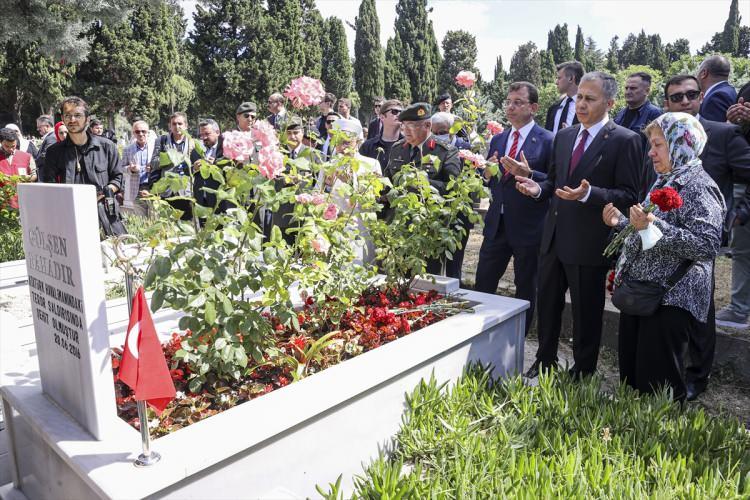 <p>Fetullahçı Terör Örgütü'nün (FETÖ) 15 Temmuz 2016'daki darbe girişiminde şehit düşenler, Edirnekapı Şehitliği'ndeki kabirleri başında dualarla yad edildi.</p>