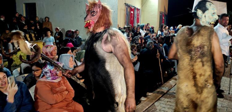 <p>Bursa'da 200 yıldır süren gelenek, her kurban bayramında kestikleri hayvanların derilerini giyip insanları korkutuyorlar.</p>
