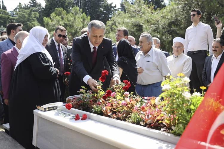 <p>Anma programına Vali Yerlikaya, İstanbul Büyükşehir Belediye Başkanı Ekrem İmamoğlu, 1. Ordu Komutanı Korgeneral Kemal Yeni, İl Jandarma Komutanı Tümgeneral Yusuf Kenan Topcu,</p>