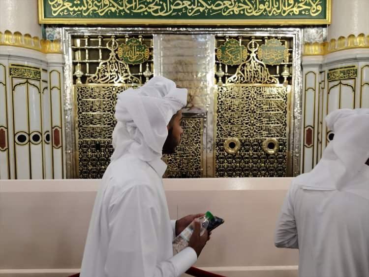 <p>Mekke'nin yaklaşık 450 kilometre kuzeyinde Hicaz bölgesinde yer alan Medine, Hazreti Muhammed'e Mekke'den hicretinde kucak açtığı için İslam dünyasında önemli bir konumda bulunuyor.</p>