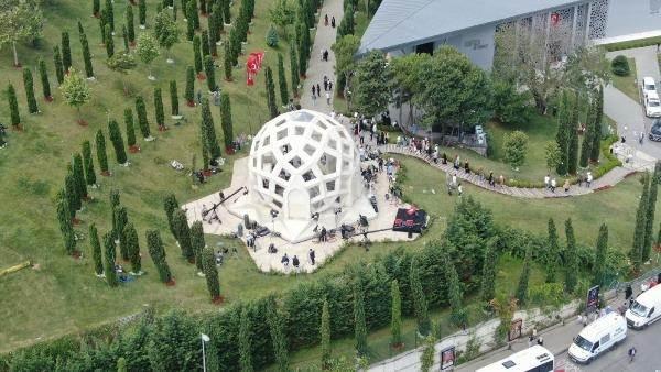 <p>15 Temmuz Şehitler Köprüsü'nün Anadolu yakasında bulunan anıtın içinde yer alan Hafıza 15 Temmuz Müzesi’ne de şehit yakınları ve vatandaşlar yoğun ilgi gösterdi.</p>