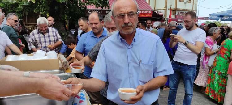 <p>Abdal Mehmet Hazretlerini yad etmek i&ccedil;in yılda bir kez pişen &ccedil;orbadan i&ccedil;mek isteyen vatandaşlar uzak yollardan geldi.</p>
